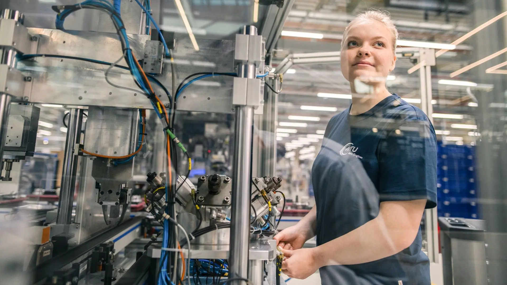 Mittlere Reife durch die Ausbildung nachholen - das geht! Im Bild: Angehende Fluggerätmechanikerin bei technischen Arbeiten in der Werkhalle.