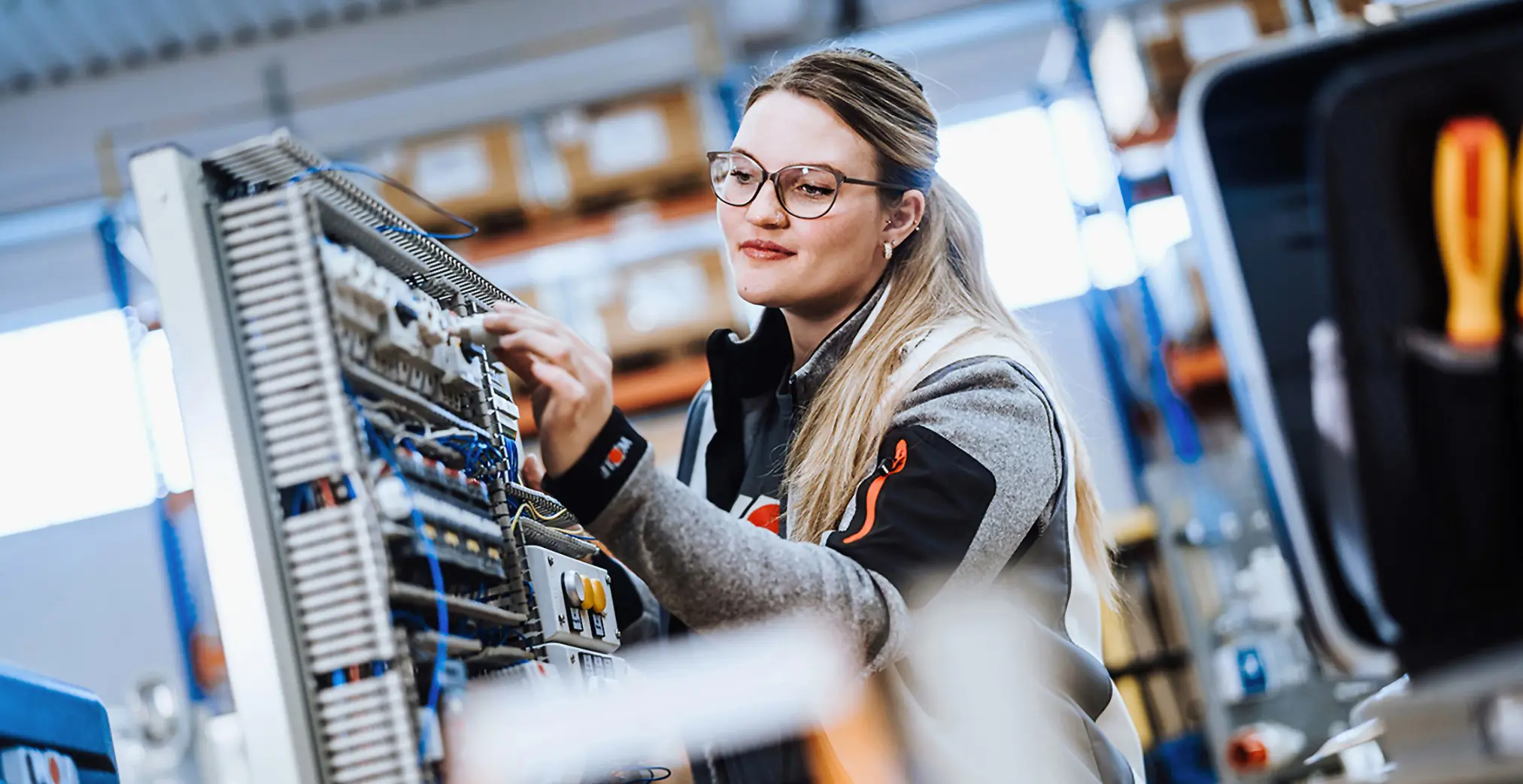 Ausbilderin und Industriemeisterin Belinda Schneider bei technischen Arbeiten in der Firma Wolf, Mainburg