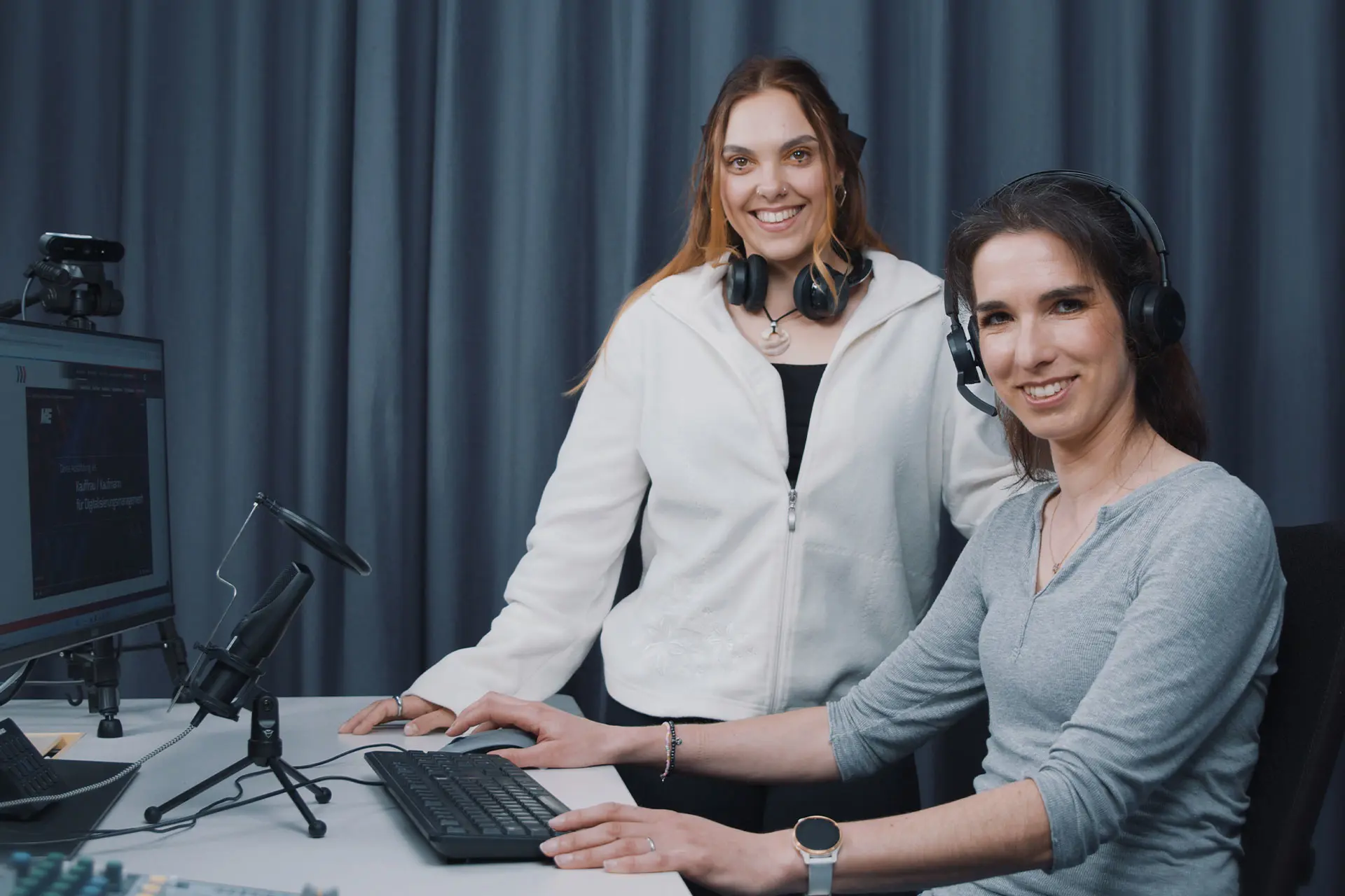 Unsere Coaches für den Live Stream ME Berufe, Theresa und Tina, in ihrem Kölner Studio