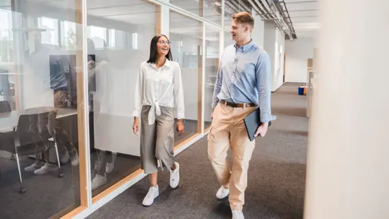 Lebenslauf schreiben leicht gemacht - im Bild: zwei Kandidaten auf dem Weg ins Office.