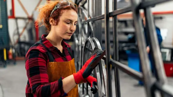 Junge Auszubildende in einem Metallbetrieb