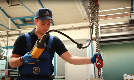 Junge Fachkraft für Lagerlogistik bei der Arbeit in der Lagerhalle