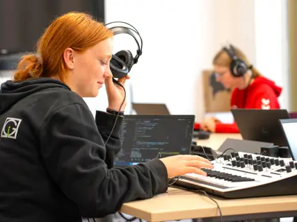 Schülerin im Workshop am Fraunhofer-Institut für Digitale Medientechnologie in Ilmenau 