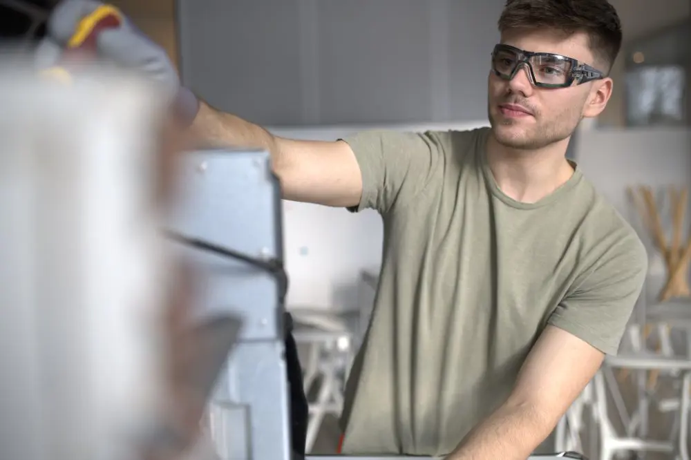 Angehender Mechatroniker Robin bei technischen Arbeiten