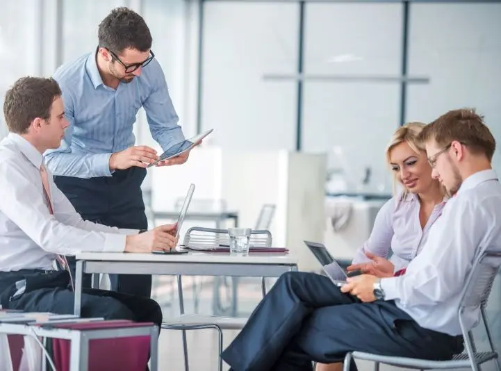 Junge IT-Profis bei einer IT-Schulung