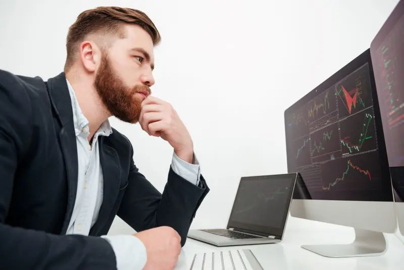IT-Einkäufer bei der Analyse von Business-Zahlen