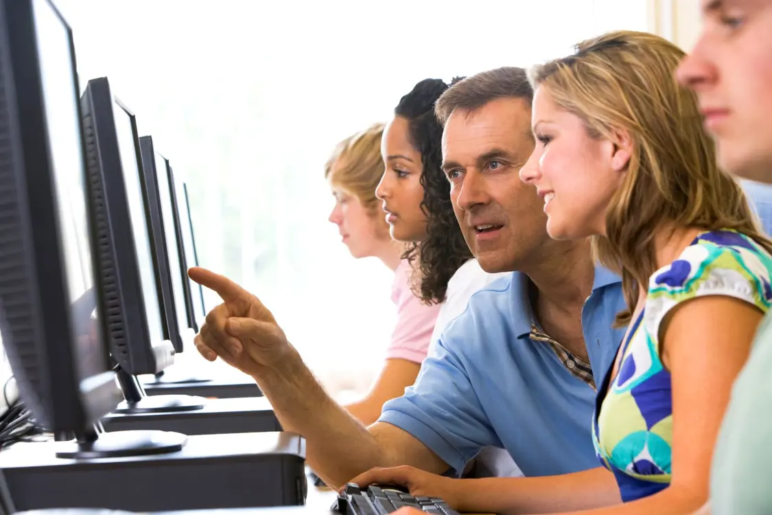 Dozent und IT-Studierende im IT-Lab