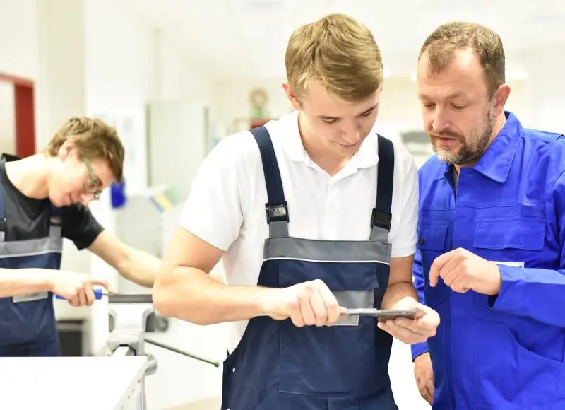 Praktikanten und Ausbilder in einem Metallbetrieb