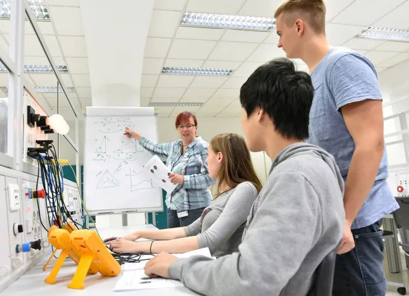 Elektrotechnische Schulklasse mit ihrer Lehrerin in der Berufsschule