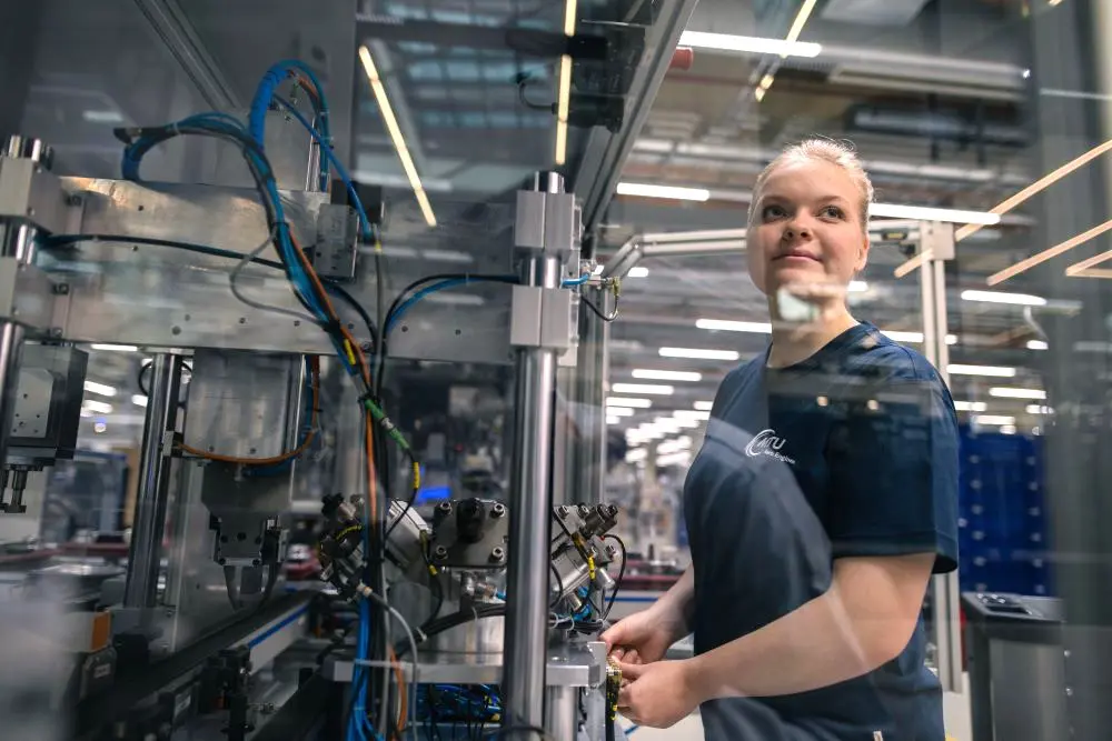 Angehende Fluggerätmechanikerin bei technischen Arbeiten